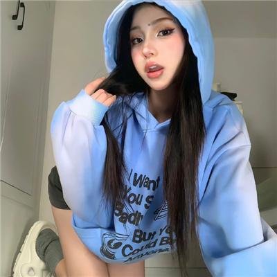 举杯畅饮的姐姐们
